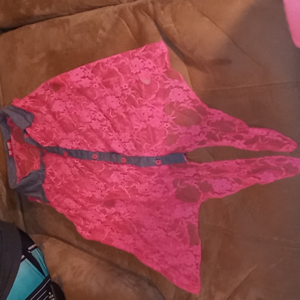 Free Kisses 💋 Top size L woman's. Ties up.